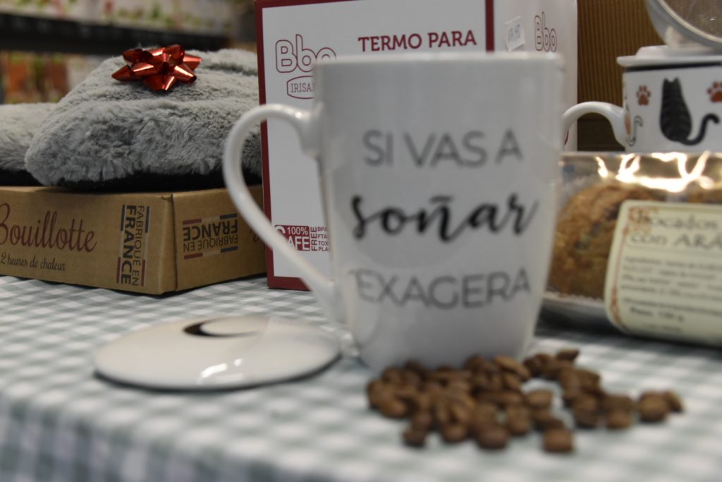 Taza y rincón de bienestar natural en La Ventana de Ziortza, espacio de cuidado en Basauri
