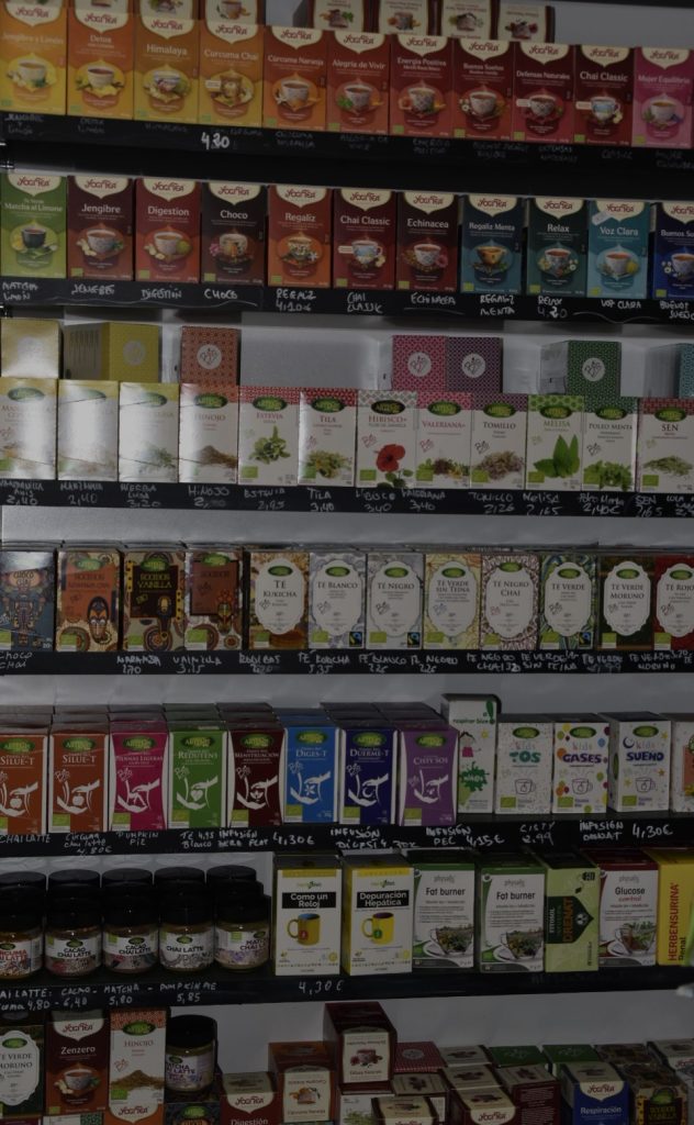Estantería de infusiones y productos ecológicos en La Ventana de Ziortza