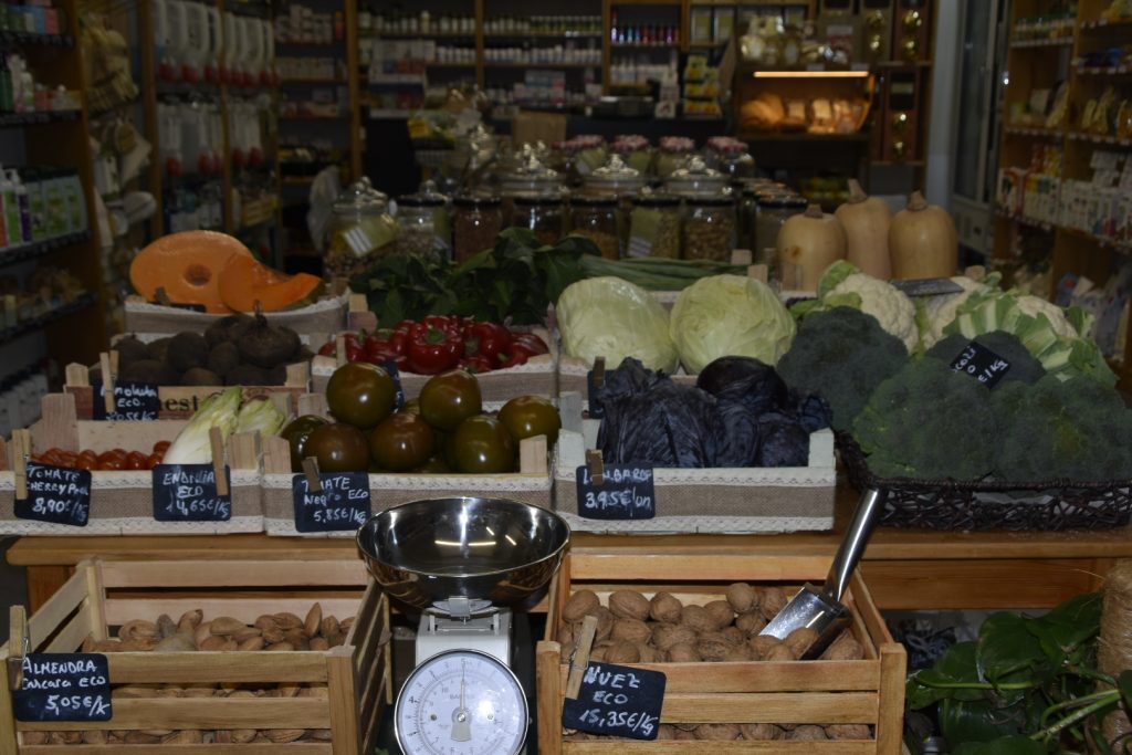 Interior de La Ventana de Ziortza con verduras ecológicas, productos a granel y tienda natural en Basauri