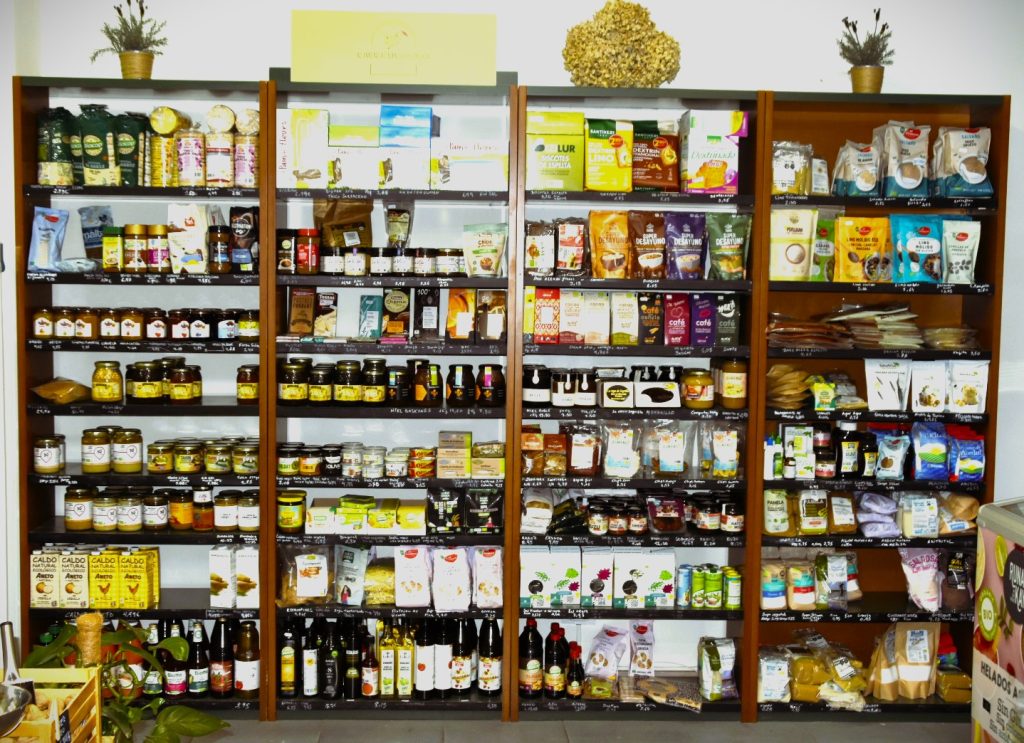 Interior de La Ventana de Ziortza con estanterías de productos ecológicos en Basauri