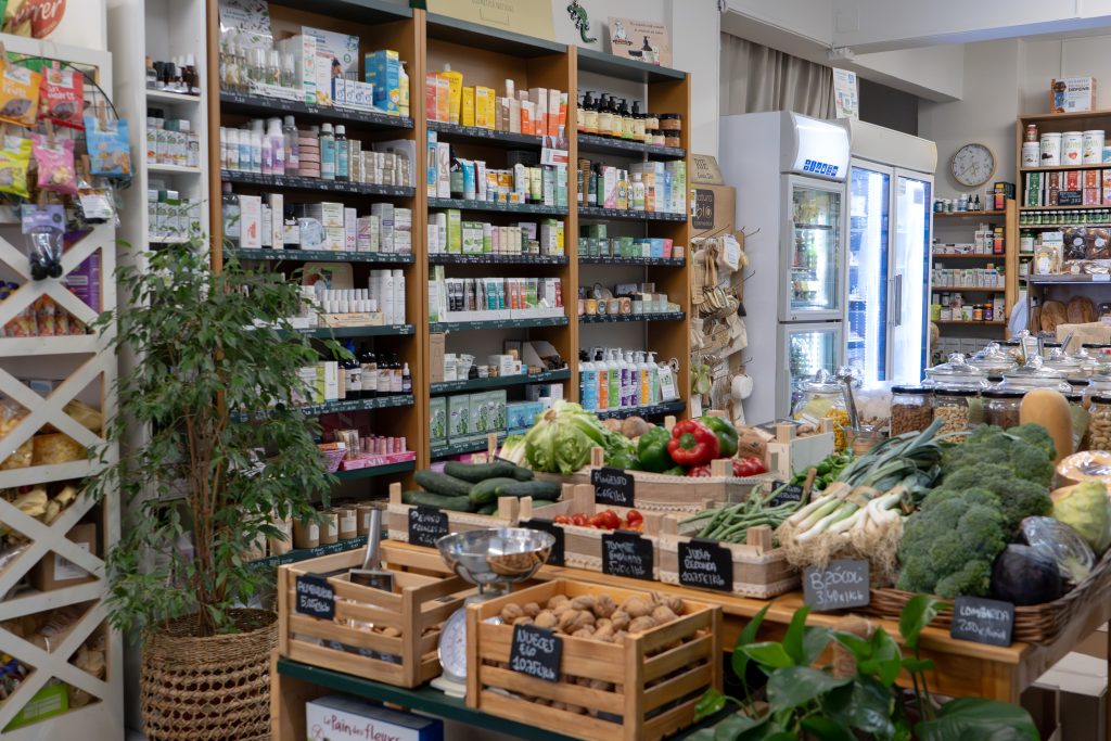 Interior de La Ventana de Ziortza con productos ecológicos, frescos, a granel y cosmética natural